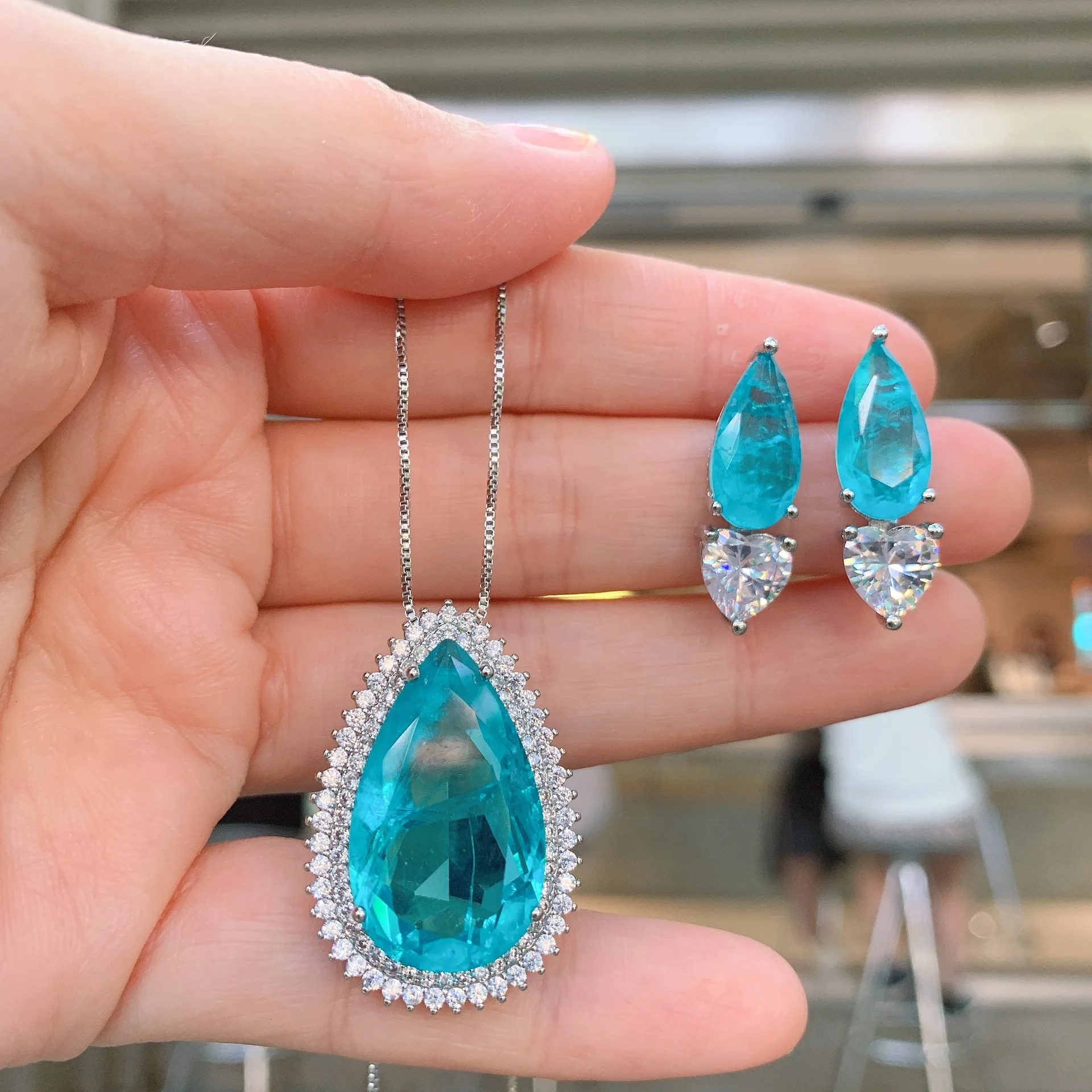 Waterdrop Shape Blue Sapphire Imitation Paraiba Gemstone Pendant Necklace Stud Earrings Zircon Jewelry Set For Women
Waterdrop Shape Blue Sapphire Imitation Paraiba Gemstone Pendant Necklace Stud Earrings Zircon Jewelry Set For Women