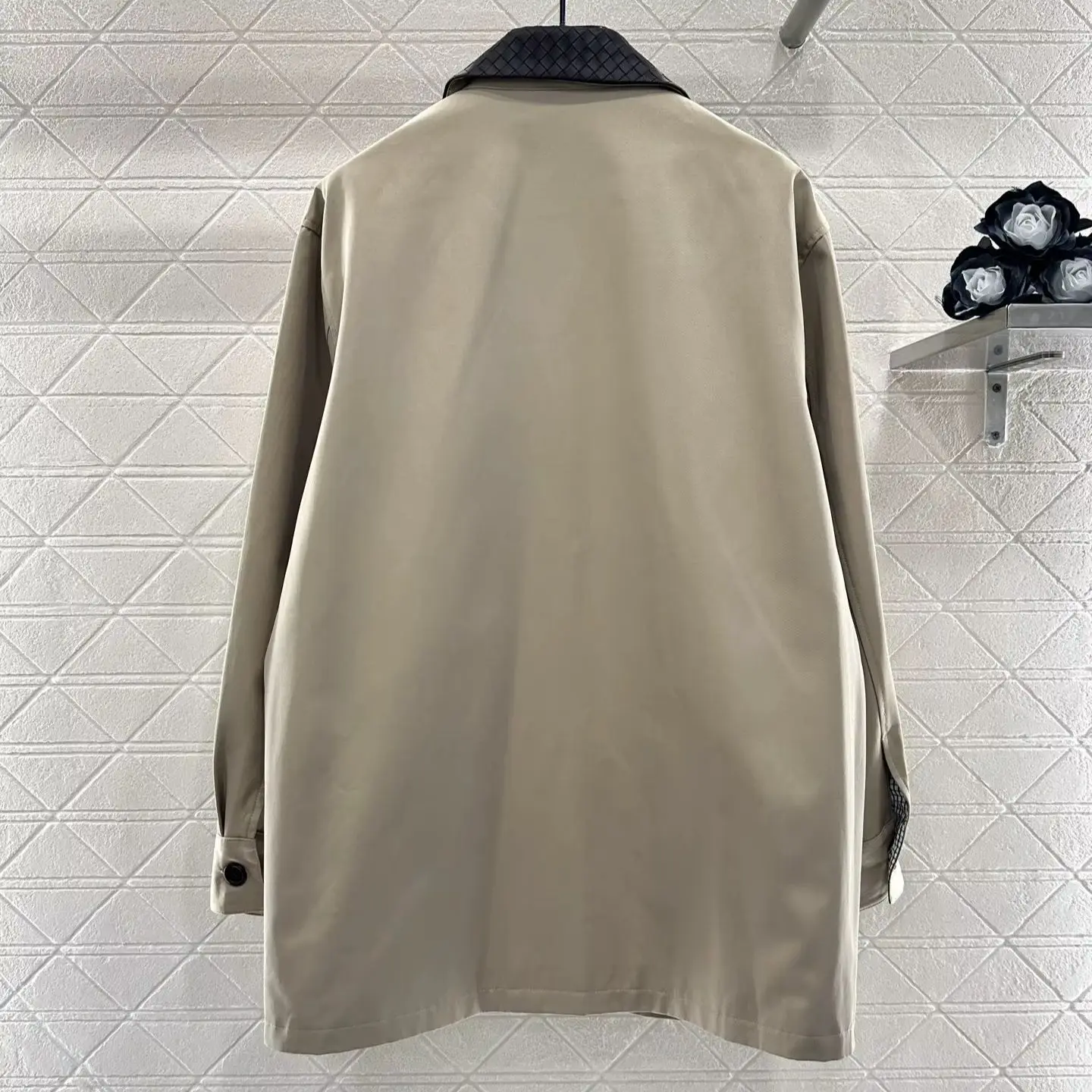 Новое поступление 2025 года, ветровка с плетеным кожаным воротником, хлопковая ветровка, материал, пальто средней длины с отверстием на пуговицах
Новое поступление 2025 года, ветровка с плетеным кожаным воротником, хлопковая ветровка, материал, пальто средней длины с отверстием на пуговицах