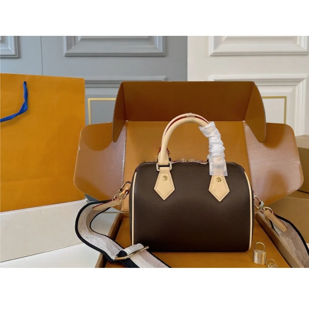 2025 Новый размер: 20X14 см. Модные универсальные сумки из кожи вишни. Портативные можно носить на плече без коробок.
2025 Новый размер: 20X14 см. Модные универсальные сумки из кожи вишни. Портативные можно носить на плече без коробок.