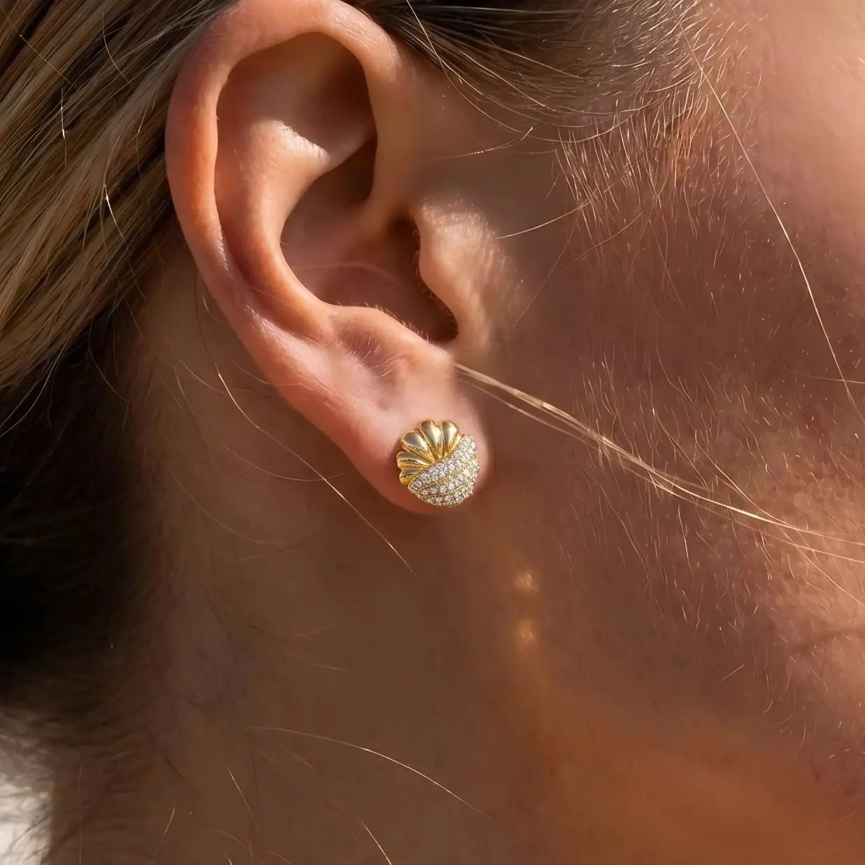 Luxury Striped Texture Shell Stud Earring for Women Statement 18K Gold Platd Zircon Earrings Summer Beach Jewelry Gift
Luxury Striped Texture Shell Stud Earring for Women Statement 18K Gold Platd Zircon Earrings Summer Beach Jewelry Gift