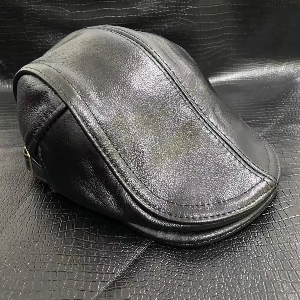 Изысканный мужской кожаный берет глянцевого черного цвета. Особенности золотой фурнитуры и универсального вневременного дизайна. Идеальный всесезонный ги
Изысканный мужской кожаный берет глянцевого черного цвета. Особенности золотой фурнитуры и универсального вневременного дизайна. Идеальный всесезонный ги