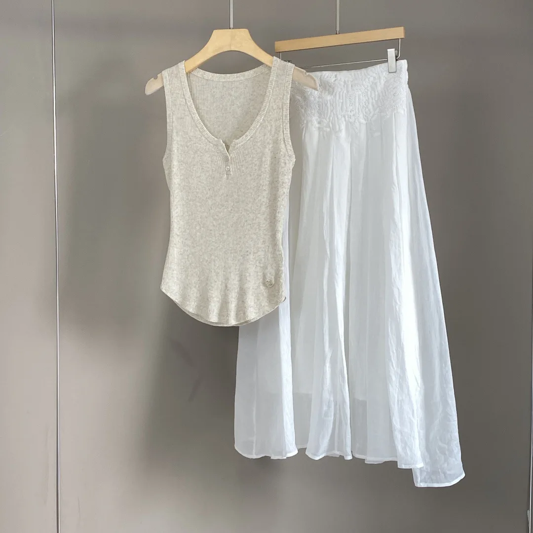 25 Spring and Summer New White Ramie Heavy Industry Embroidered High Waist A- line Skirt
25 Spring and Summer New White Ramie Heavy Industry Embroidered High Waist A- line Skirt