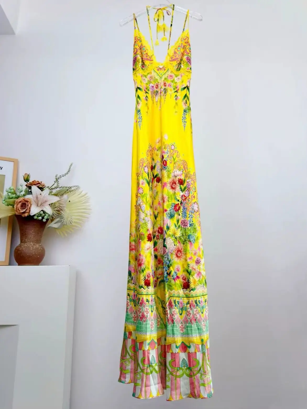 Elegant summer bohemian style silk printed strap long dress
Elegant summer bohemian style silk printed strap long dress