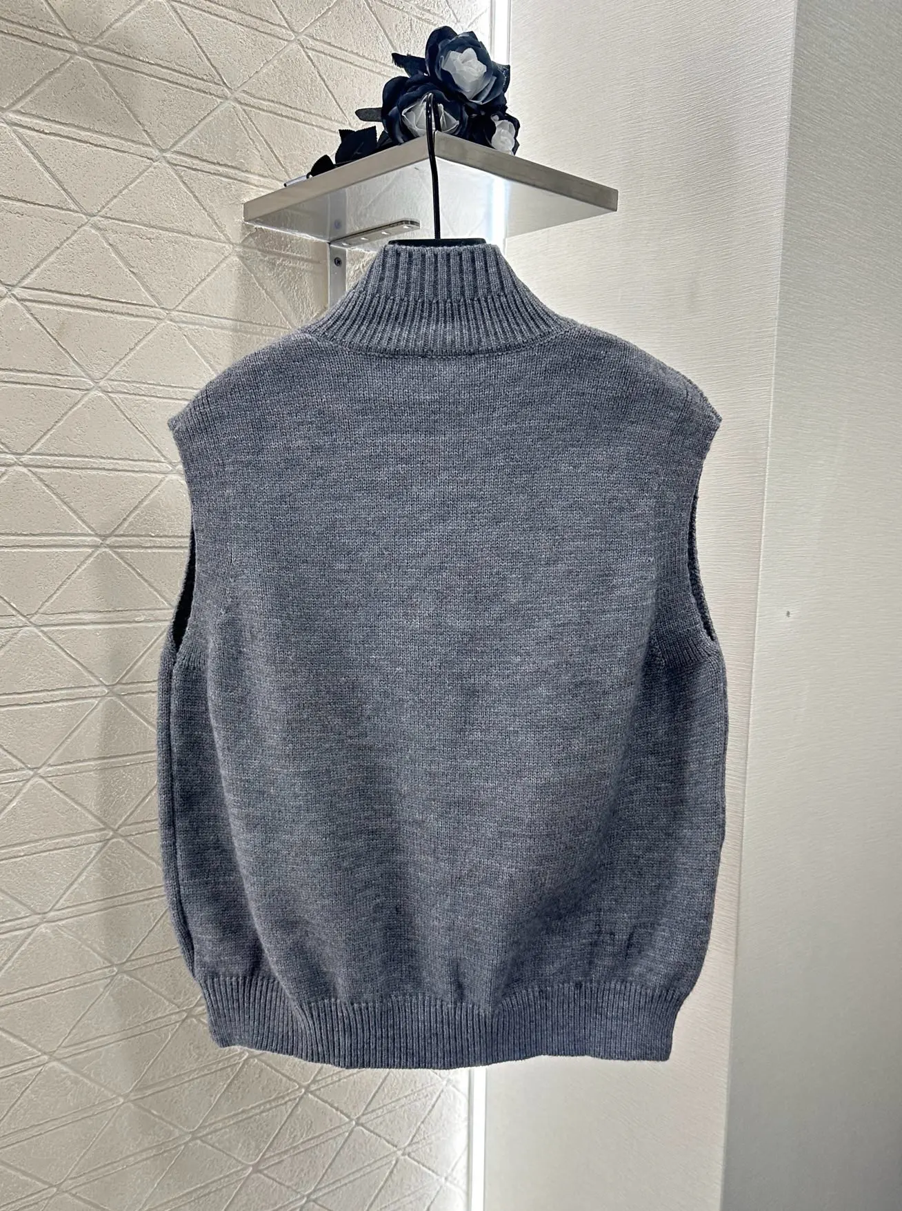 New Autumn Women's Wool Knitted Coat, Modern and Fashionable Design, Soft Fabric.
New Autumn Women's Wool Knitted Coat, Modern and Fashionable Design, Soft Fabric.