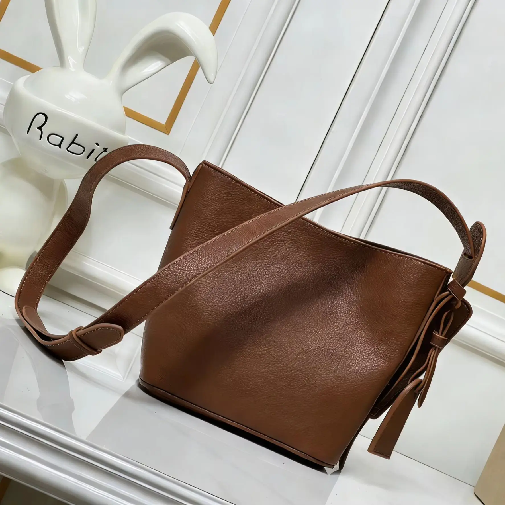 2026 Модная сумка-ведро, сумка из коровьей кожи с замком и съемным карманом 16*12*18 см
2026 Модная сумка-ведро, сумка из коровьей кожи с замком и съемным карманом 16*12*18 см