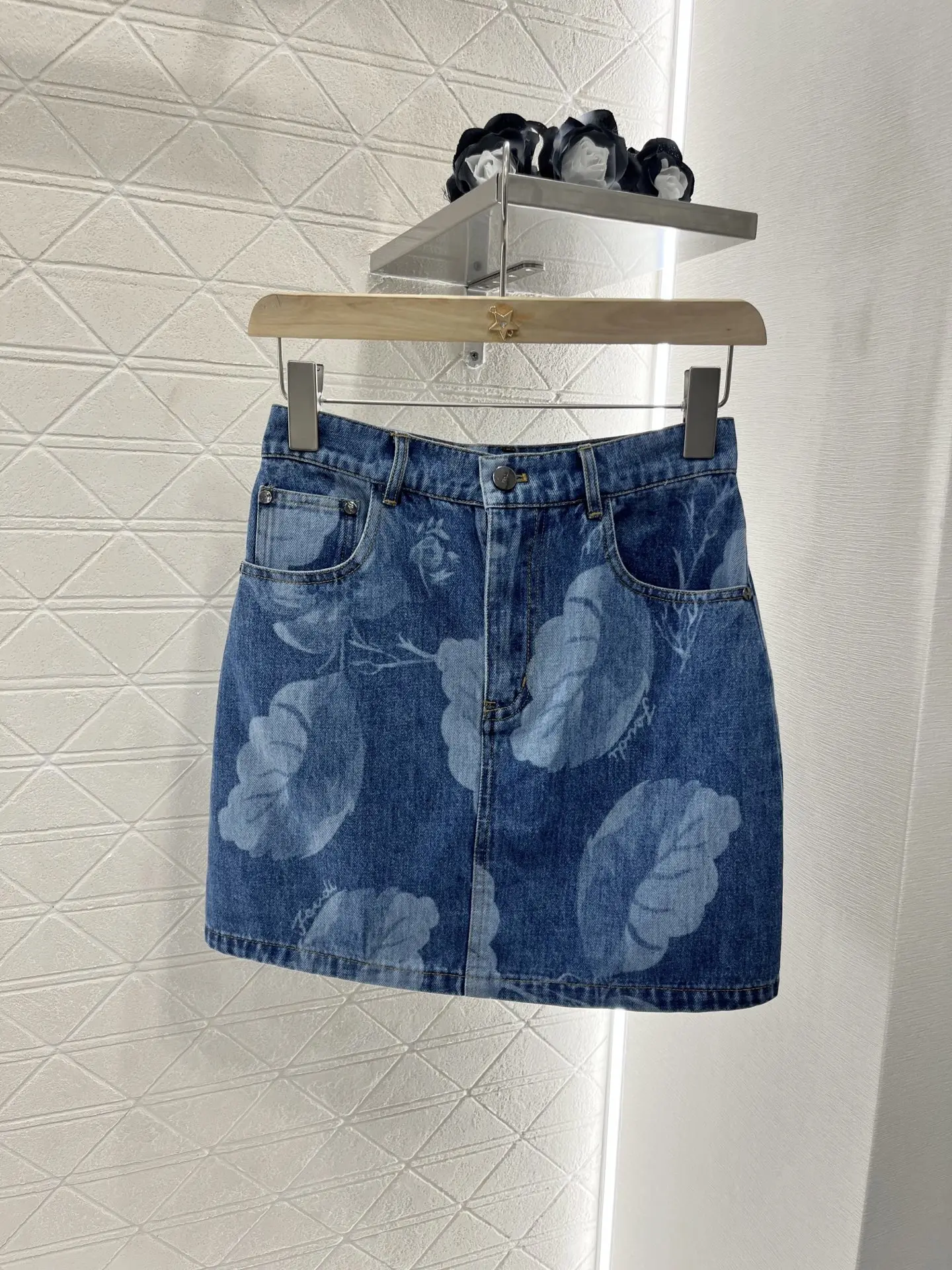 25 summer new women's slim-fit jeans with tight print are specially designed for casual and high-end girls to create miniskirts
25 summer new women's slim-fit jeans with tight print are specially designed for casual and high-end girls to create miniskirts