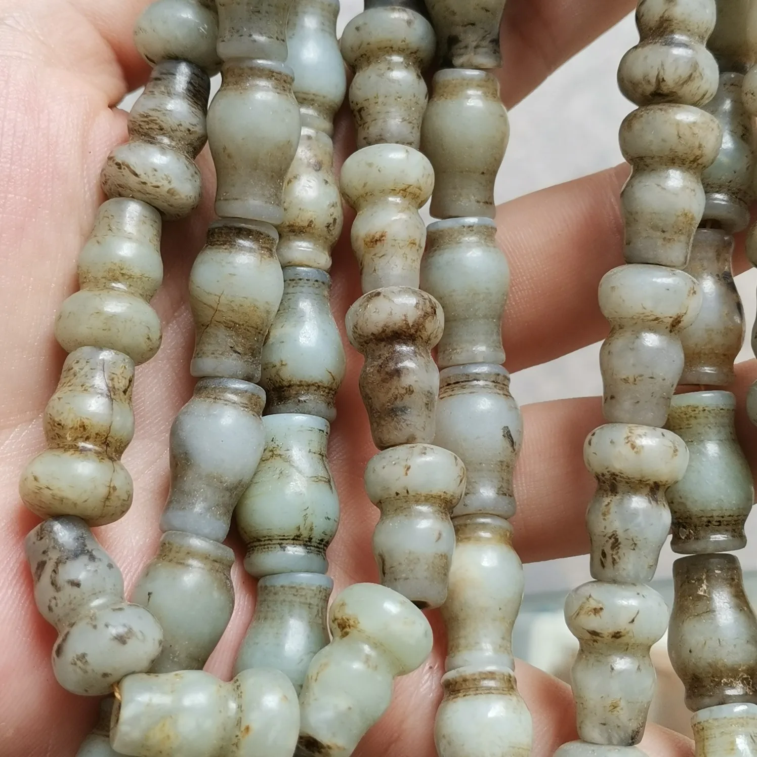Really pure natural gems Old Hetian jade ancient jade bead necklace weathered patina has a long history and tasteful collection
Really pure natural gems Old Hetian jade ancient jade bead necklace weathered patina has a long history and tasteful collection