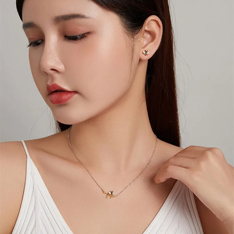 Lo Paulina 2021 Cute Pineapple Necklace Ring Enamel Bee Stud Earrings Sterling Silver S925 Christmas Birthday Gifts Fine Jewelry
Lo Paulina 2021 Cute Pineapple Necklace Ring Enamel Bee Stud Earrings Sterling Silver S925 Christmas Birthday Gifts Fine Jewelry