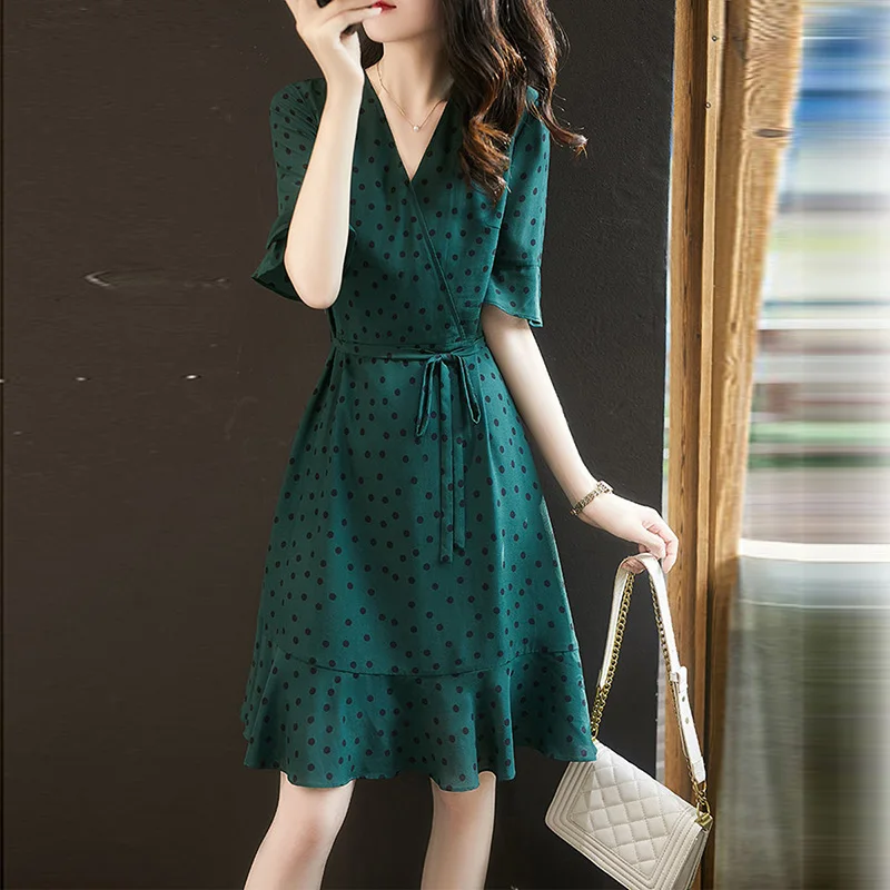 2021 Summer Flare Sleeve Plus Size Green Dot Women Dresses Chiffon Print Slim V-Neck Dress Elegant Sashes Female Dress RE2019
2021 Summer Flare Sleeve Plus Size Green Dot Women Dresses Chiffon Print Slim V-Neck Dress Elegant Sashes Female Dress RE2019