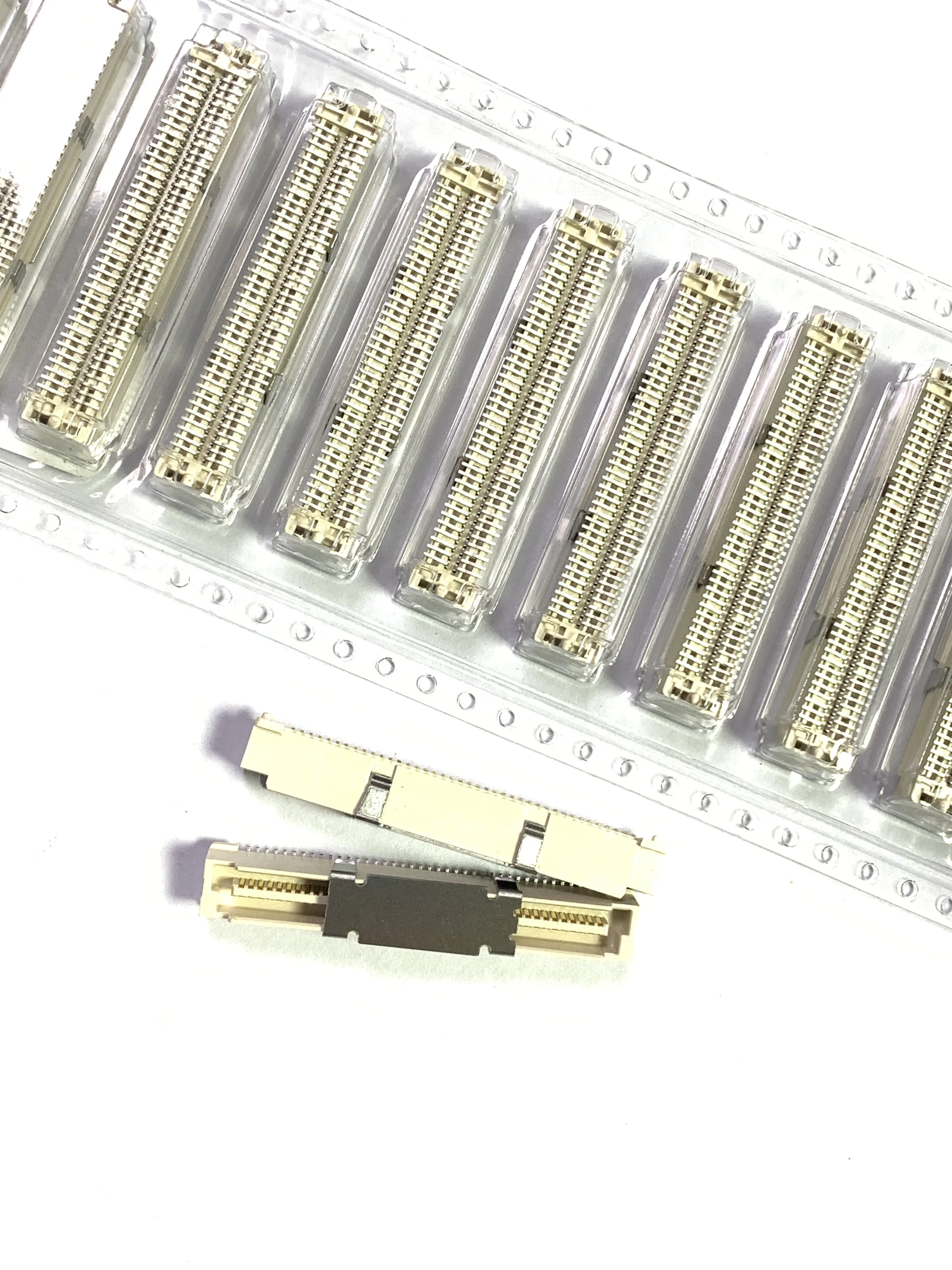2Pcs/Lot/ 10144518-082802LF CONN PLUG 5.7MM SMD 80POS 0.8mm 10144518-082802
2Pcs/Lot/ 10144518-082802LF CONN PLUG 5.7MM SMD 80POS 0.8mm 10144518-082802