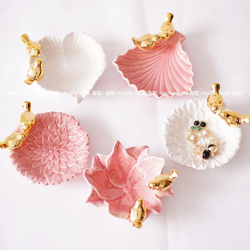 Nordic style ceramic jewelry plate creative seasoning plate bathroom soap plate porch key storage ornaments
Nordic style ceramic jewelry plate creative seasoning plate bathroom soap plate porch key storage ornaments