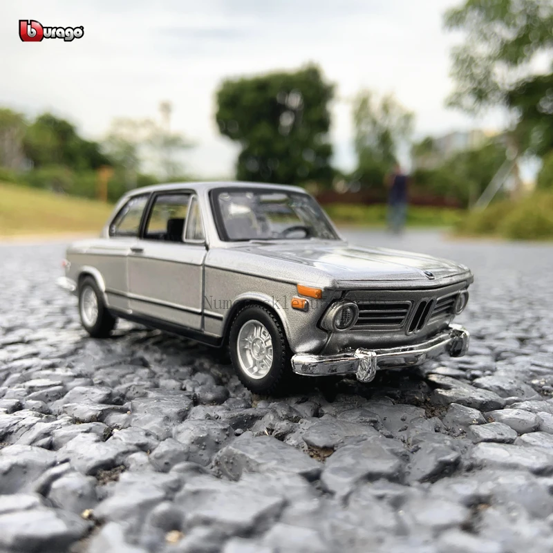 Модель автомобиля Bburago 1:32, 1972, BMW 2002 tii, из сплава, из плексигласа, пылезащитный дисплей, база для сбора подарков, игрушка
Модель автомобиля Bburago 1:32, 1972, BMW 2002 tii, из сплава, из плексигласа, пылезащитный дисплей, база для сбора подарков, игрушка