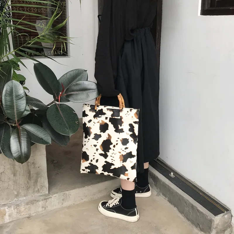 Ladies handbag designer bamboo handle handbag casual large-capacity handbag retro cow pattern female purse lady bucket bag
Ladies handbag designer bamboo handle handbag casual large-capacity handbag retro cow pattern female purse lady bucket bag