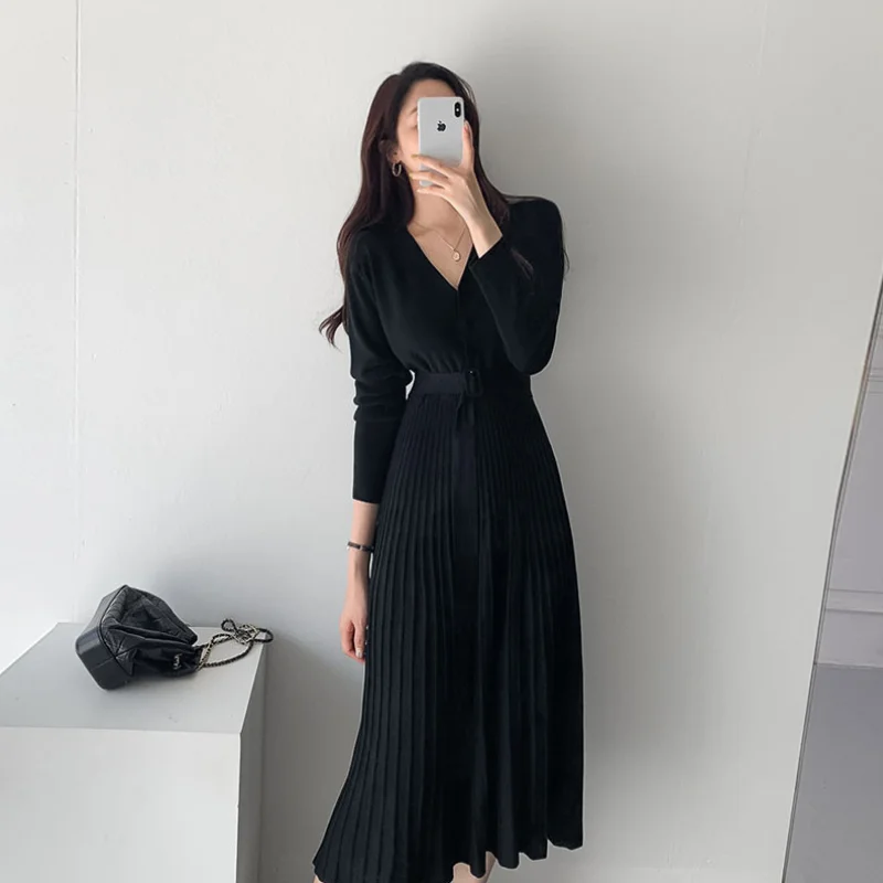 Women New Fashion Casual Elegante V-neck Solid Color Long Sleeve Minimalist Pleated Dress
Women New Fashion Casual Elegante V-neck Solid Color Long Sleeve Minimalist Pleated Dress