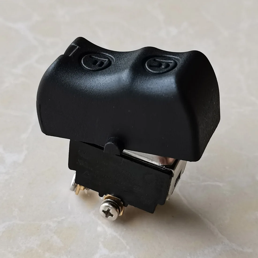 KEDU HY29C переключатель с функцией автоматического сброса DPST (ON)-OFF 1.5HP 20/15A 125/277V 18(12)A 125V 16(10)A 250V 5E4 CE CQC
KEDU HY29C переключатель с функцией автоматического сброса DPST (ON)-OFF 1.5HP 20/15A 125/277V 18(12)A 125V 16(10)A 250V 5E4 CE CQC