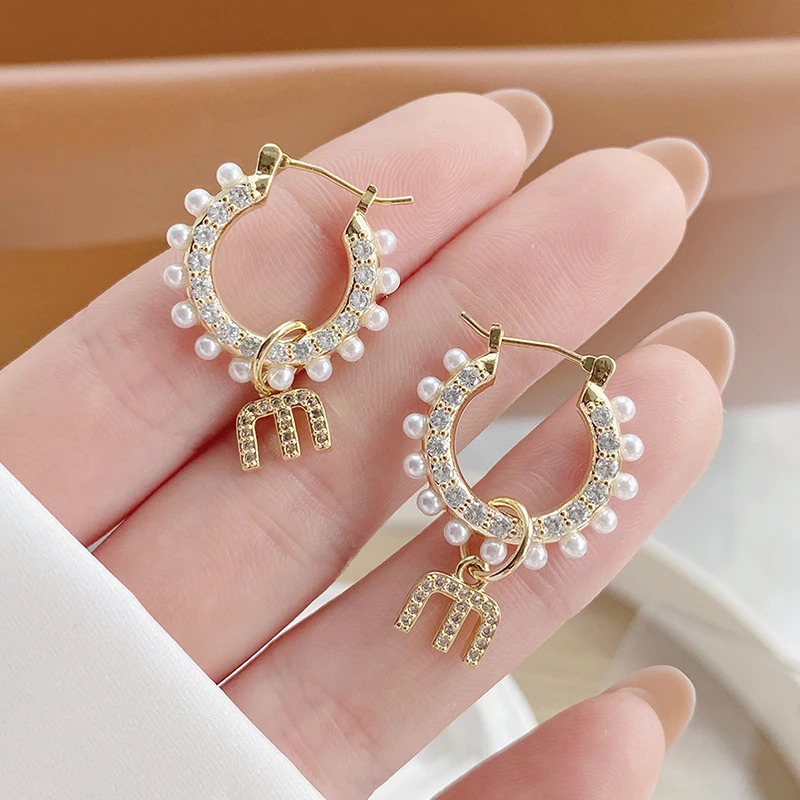 Korean Fashion Design Letter M Women Earring Temperament Micro Inlaid CZ Drop Earrings Wedding Jewelry for Bridal Charm Pendant
Korean Fashion Design Letter M Women Earring Temperament Micro Inlaid CZ Drop Earrings Wedding Jewelry for Bridal Charm Pendant