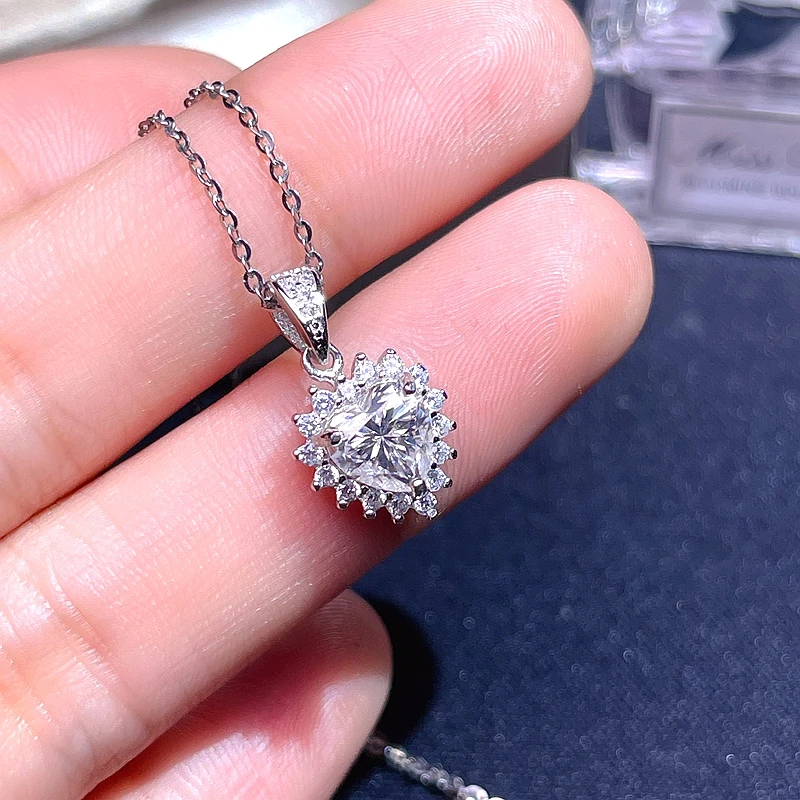 1ct Moissanite Necklace,Heart shaped New Diamond GRA color D Gift
1ct Moissanite Necklace,Heart shaped New Diamond GRA color D Gift