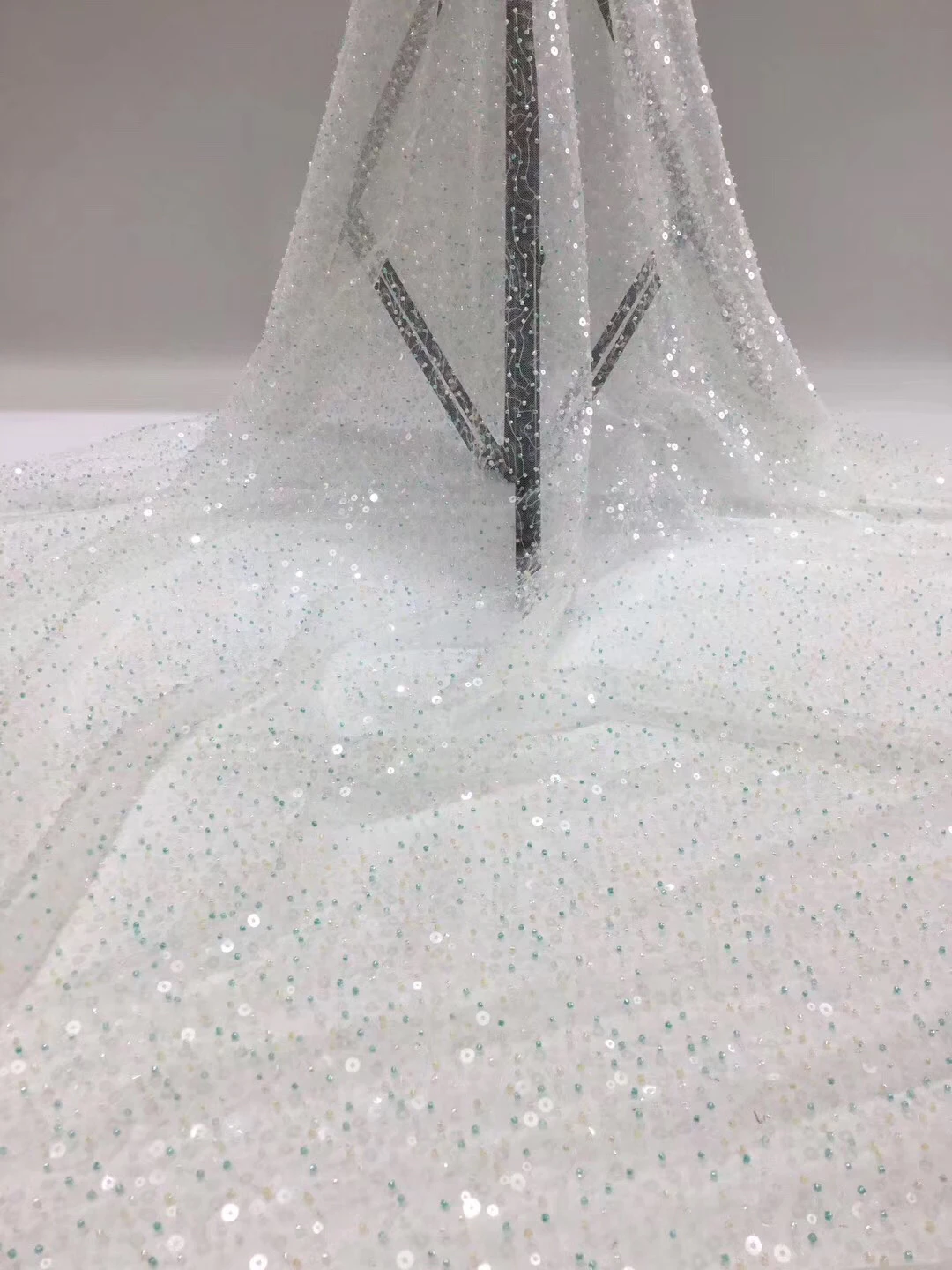 African lace fabric 2020 high quality sequin lace French lace fabric bridal wedding dress Nigeria lace fabric D3738
African lace fabric 2020 high quality sequin lace French lace fabric bridal wedding dress Nigeria lace fabric D3738