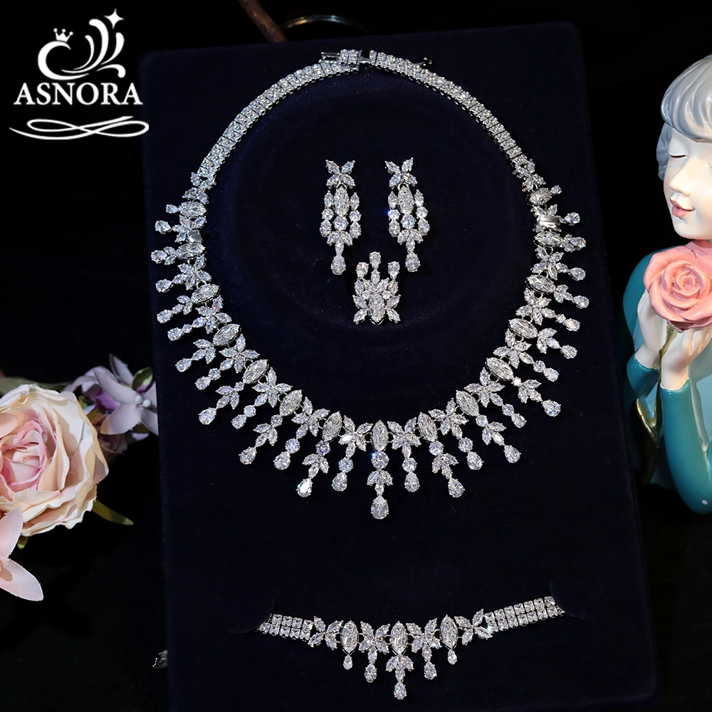 Luxury Wedding Jewelry Set Women Water Drop Pendant Tassel Necklace Earrings Ring Bracelet 4 Piece Set Bridal Accessories X0057
Luxury Wedding Jewelry Set Women Water Drop Pendant Tassel Necklace Earrings Ring Bracelet 4 Piece Set Bridal Accessories X0057