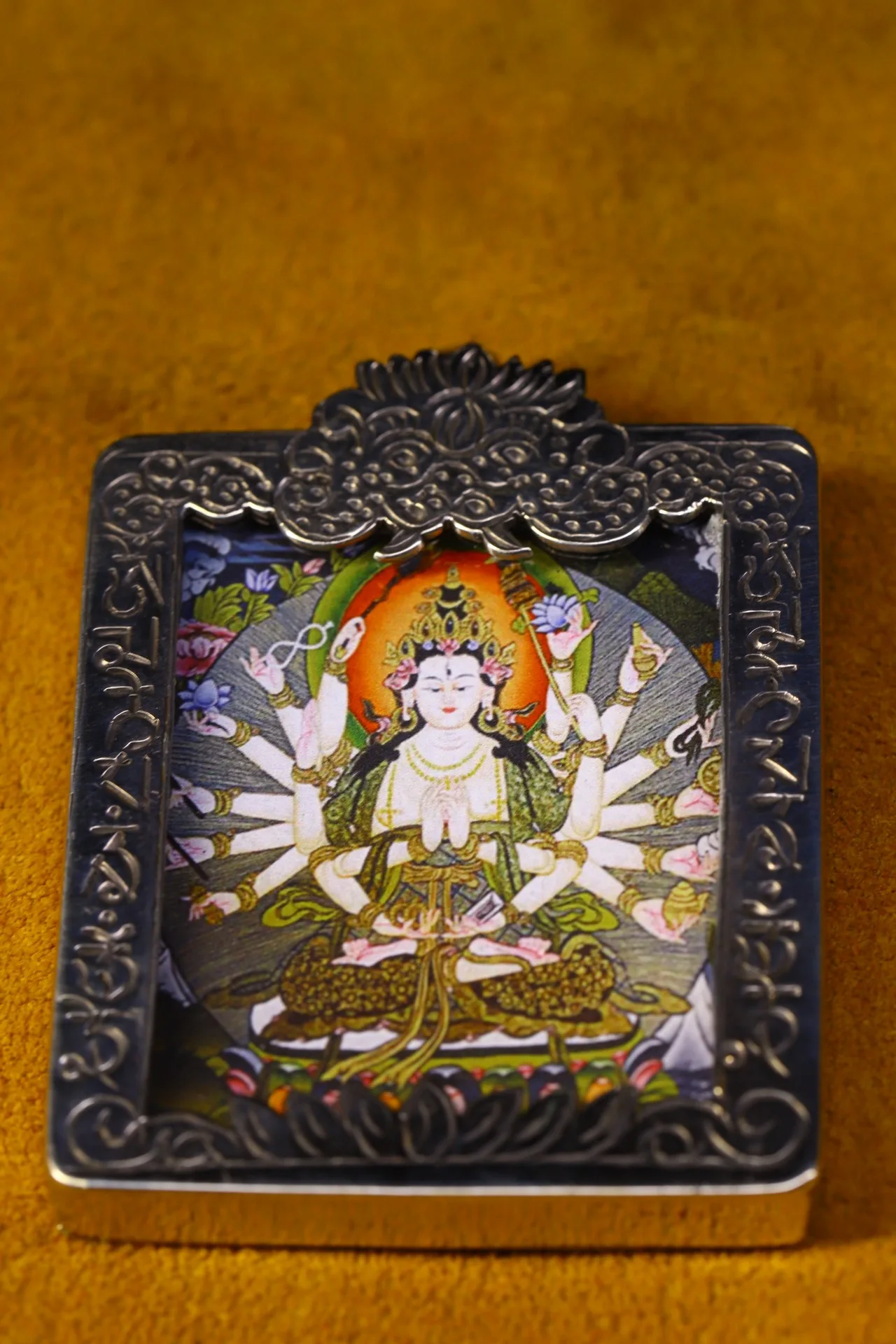 2"Tibetan Collection Old Bronze Gilt silver Pure hand-painted Thangka Thousand-Hand Guanyin Bodhisattva Statue Amulet Pendant
2"Tibetan Collection Old Bronze Gilt silver Pure hand-painted Thangka Thousand-Hand Guanyin Bodhisattva Statue Amulet Pendant