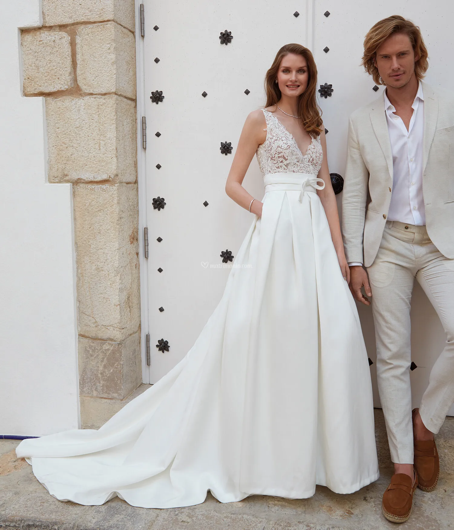 Elegnat White A-Line Satin Wedding Dresses V-Neck Appliques Body Custom Made Court Train Bridal Dresses Gowns 2022
Elegnat White A-Line Satin Wedding Dresses V-Neck Appliques Body Custom Made Court Train Bridal Dresses Gowns 2022