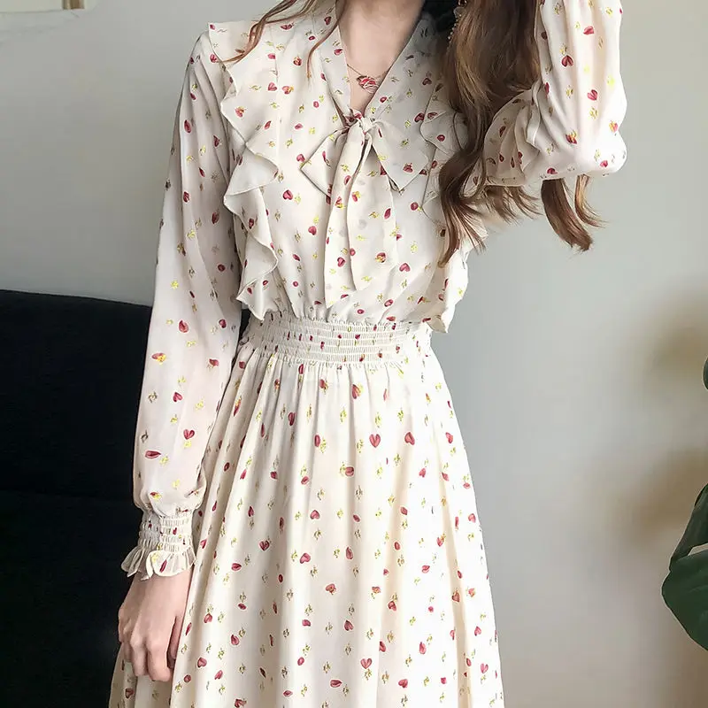 2021 Autumn Dress Women V Neck Bow Tie Chiffon Floral Dresses Elegant French Style Slim Waist Hearts Printed Long Sleeve Dresses
2021 Autumn Dress Women V Neck Bow Tie Chiffon Floral Dresses Elegant French Style Slim Waist Hearts Printed Long Sleeve Dresses