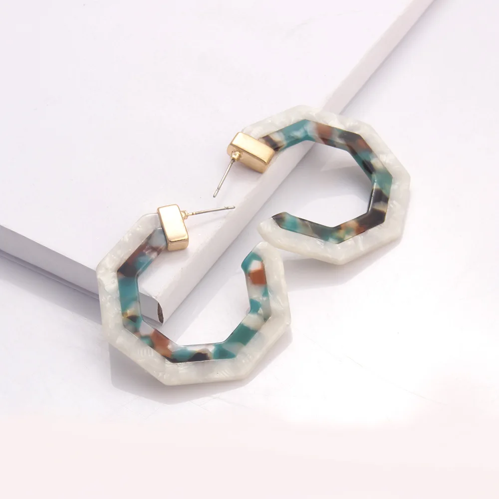 Fashion resin two-color stitching hexagonal earrings simple and versatile acetate plate women's earrings trendy temperament
Fashion resin two-color stitching hexagonal earrings simple and versatile acetate plate women's earrings trendy temperament