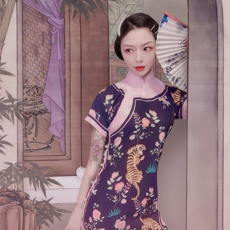 Chinese Dress Dark Tiger Print Qipao Stand Collar Long Skirt Girl Cheongsam Retro Loose Cheongsams Traditional China Clothing
Chinese Dress Dark Tiger Print Qipao Stand Collar Long Skirt Girl Cheongsam Retro Loose Cheongsams Traditional China Clothing