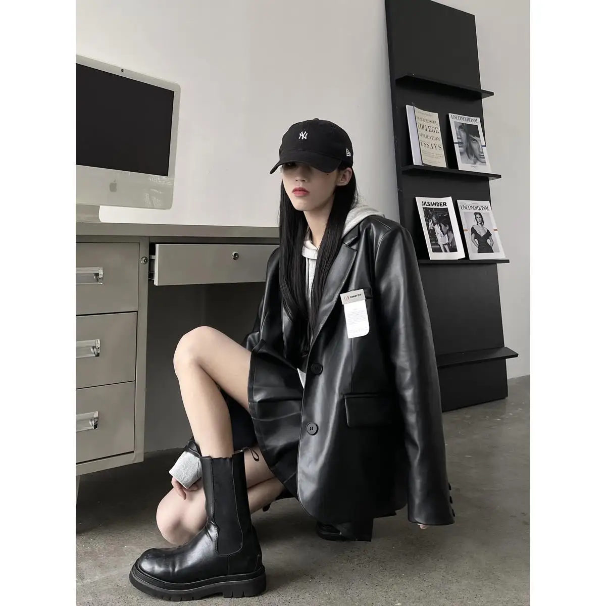 Women Pu Suits Dark Style High Street Solid Spring Autumn Full Single Breasted Notched Coat Elastic Waist Mini Skirt 2 Piece Set
Women Pu Suits Dark Style High Street Solid Spring Autumn Full Single Breasted Notched Coat Elastic Waist Mini Skirt 2 Piece Set