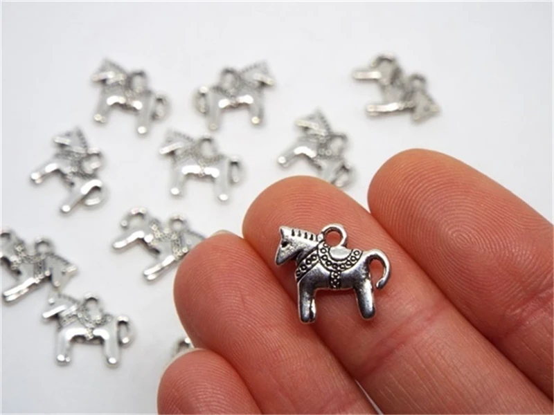 20X Dala Horse Charm Double Sided 14 X 12mm, Antique Silver Color Charm, Dalecarlian Horse, Swedish Horse
20X Dala Horse Charm Double Sided 14 X 12mm, Antique Silver Color Charm, Dalecarlian Horse, Swedish Horse