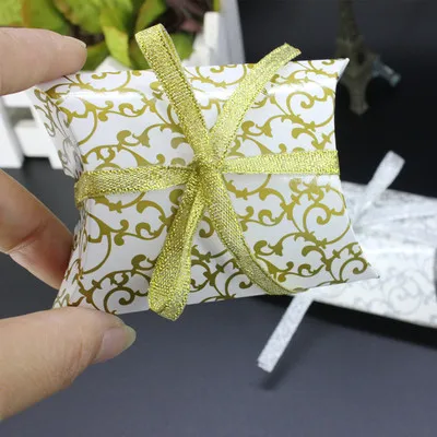 100pcs/lot Small Flower Pillow Box Ribbon Bow Present Pouch Kraft Paper Candy box Wedding Favors Gift Box Christmas Party Supply
100pcs/lot Small Flower Pillow Box Ribbon Bow Present Pouch Kraft Paper Candy box Wedding Favors Gift Box Christmas Party Supply