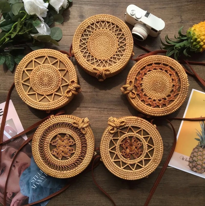 2024 Summer Rattan Bag Handmade Round Woven Beach Shoulder Bag Bohemia Handbag Messager CrossBody Bag for Women Totes
2024 Summer Rattan Bag Handmade Round Woven Beach Shoulder Bag Bohemia Handbag Messager CrossBody Bag for Women Totes