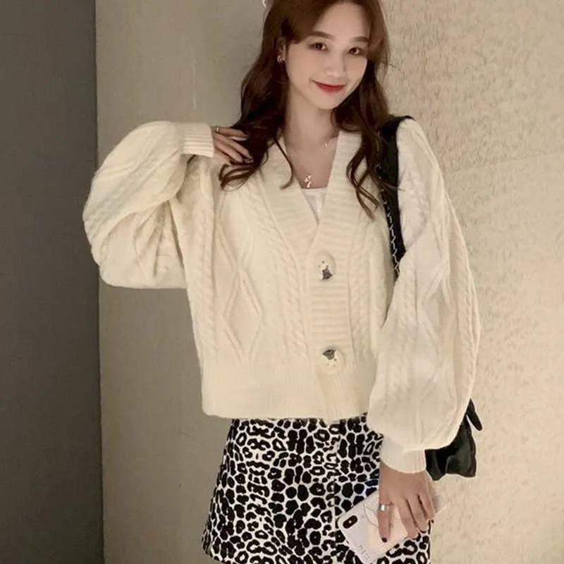 2022 autumn and winter new V-neck long-sleeved knitted sweater cardigan jacket trendy Korean loose women's casual lazy button st
2022 autumn and winter new V-neck long-sleeved knitted sweater cardigan jacket trendy Korean loose women's casual lazy button st