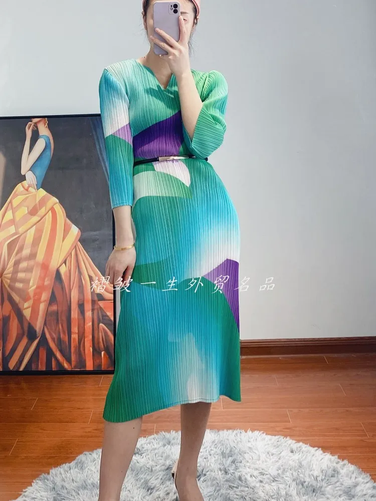 HOT SELLING Miyake fashion three quarter v-neck fold print dress IN STOCK
HOT SELLING Miyake fashion three quarter v-neck fold print dress IN STOCK