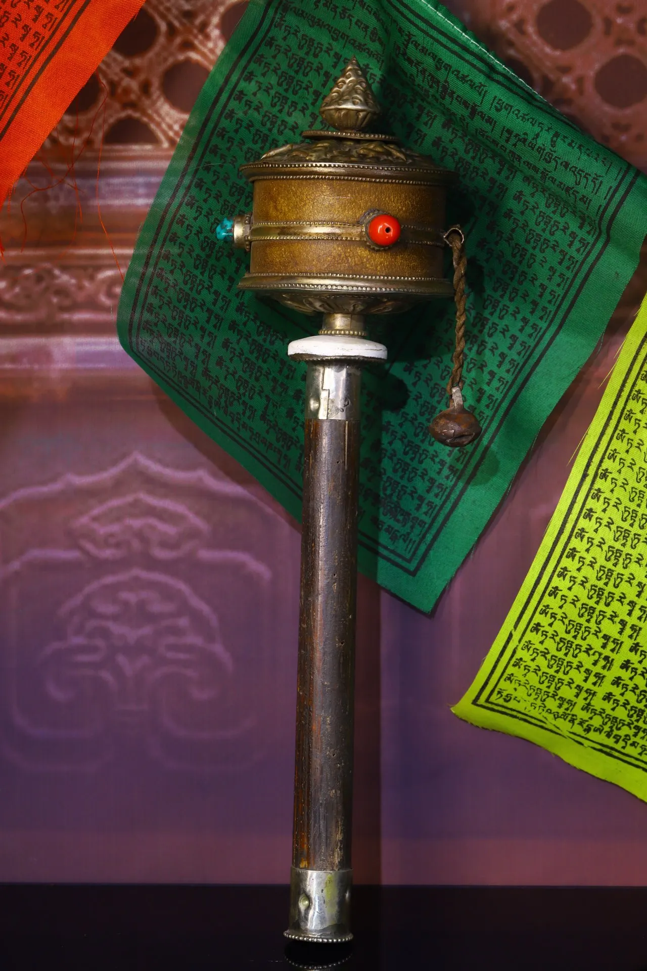 16-дюймовое старинное тибетское молитвенное колесо из древней коллекционной древесины, с киноварью и кожаной обмоткой, ручное, для молитв, с древними священными надписями, для храмов и домов.
16-дюймовое старинное тибетское молитвенное колесо из древней коллекционной древесины, с киноварью и кожаной обмоткой, ручное, для молитв, с древними священными надписями, для храмов и домов.