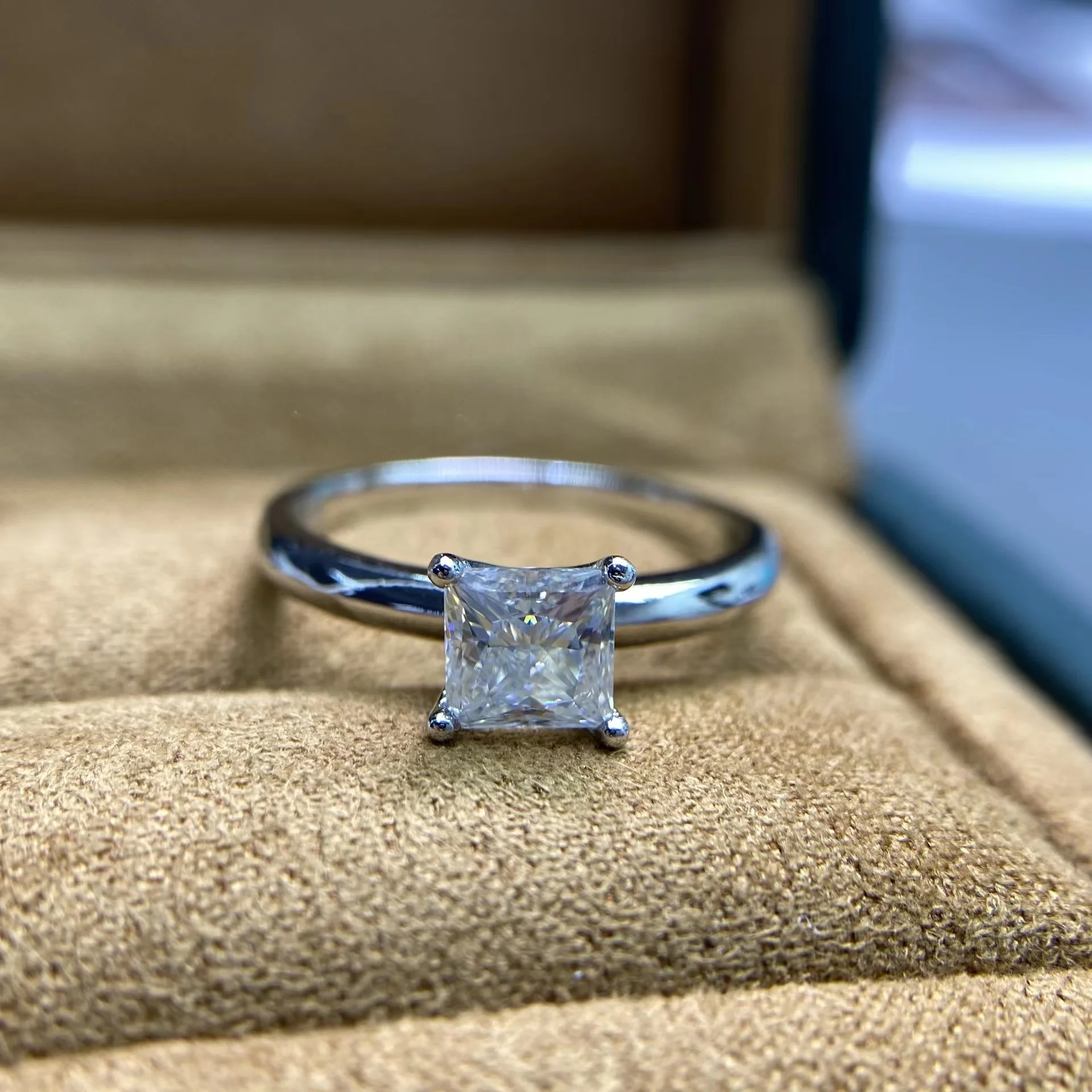 Trendy 1 Carat D Color Princess Square Moissanite Ring Women Jewelry 925 Sterling Silver Gra Moissanite Engagement Ring Gift
Trendy 1 Carat D Color Princess Square Moissanite Ring Women Jewelry 925 Sterling Silver Gra Moissanite Engagement Ring Gift