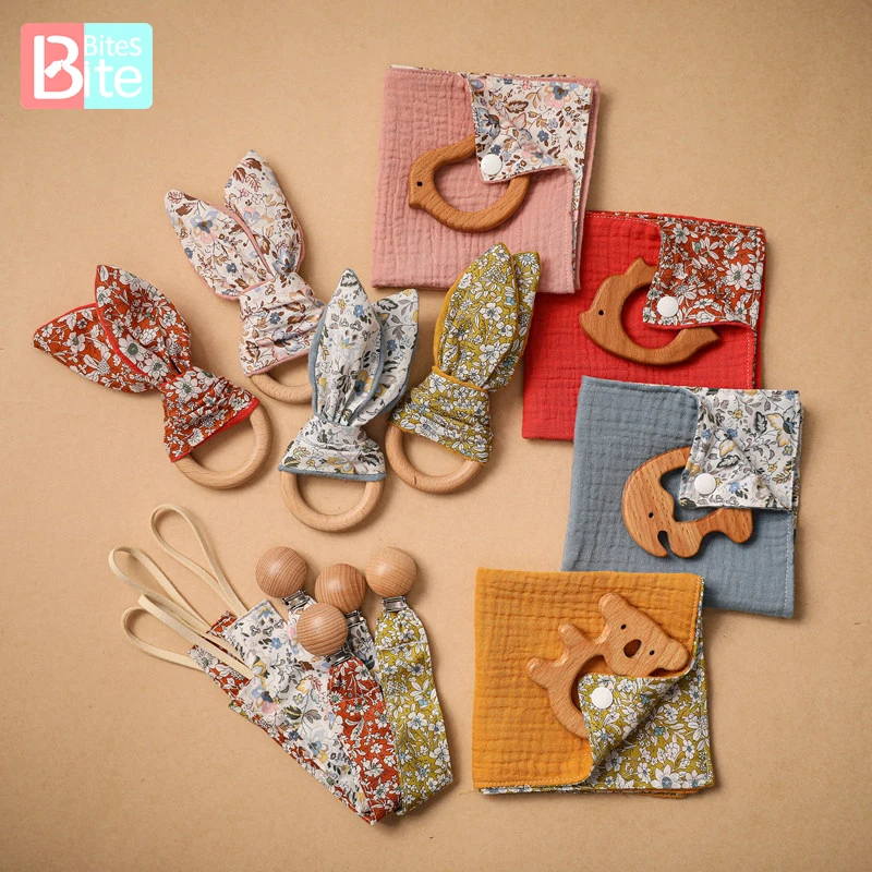 Bite Bites 4Pcs/1Set Baby Teether Set Wooden Animal Teether Floral Saliva Towel Rabbit Wood Ring Newborn Saliva Towel Gifts
Bite Bites 4Pcs/1Set Baby Teether Set Wooden Animal Teether Floral Saliva Towel Rabbit Wood Ring Newborn Saliva Towel Gifts