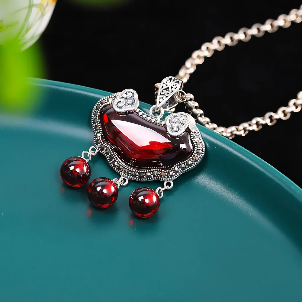 Уродливые этнические подвески RUYI с абстрактными сердечками для женщин, заманчивые красные гранатовые шарики, ожерелья с кисточками, без цепочек, ювелирные изделия из серебра 925 пробы
Уродливые этнические подвески RUYI с абстрактными сердечками для женщин, заманчивые красные гранатовые шарики, ожерелья с кисточками, без цепочек, ювелирные изделия из серебра 925 пробы