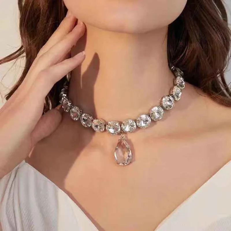 Retro exaggerated water drop Glass Pendant Necklace women's luxury Round Crystal Necklace wedding jewelry Rhinestone Necklace
Retro exaggerated water drop Glass Pendant Necklace women's luxury Round Crystal Necklace wedding jewelry Rhinestone Necklace