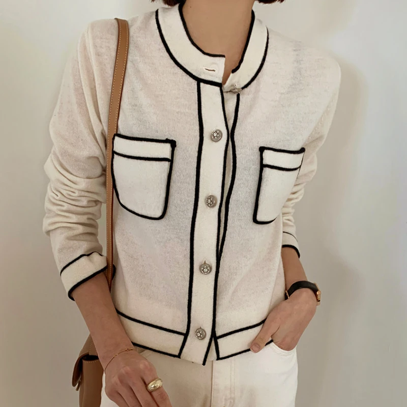 Womens Round Neck Chic Button Edging Line Contrast Color Multi-pocket Sweater South Koreas New Autumn Retro Jacket
Womens Round Neck Chic Button Edging Line Contrast Color Multi-pocket Sweater South Koreas New Autumn Retro Jacket