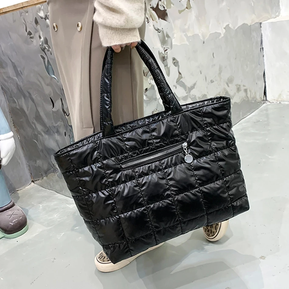 Winter Fashion Women Handbags High Quality Down Fabric Female Padded Bag Luxury Designer Ladies Large Capacity Shoulder Bags Sac
Winter Fashion Women Handbags High Quality Down Fabric Female Padded Bag Luxury Designer Ladies Large Capacity Shoulder Bags Sac