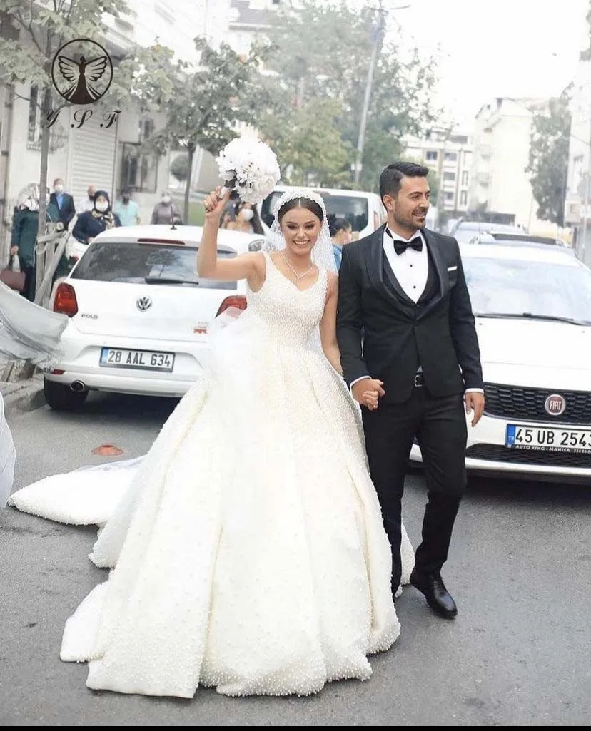 Luxury Wedding Dresses Plunging V Neck Beaded Pearls Heavily Sleeveless Puffy Court Train Robe De Mariee
Luxury Wedding Dresses Plunging V Neck Beaded Pearls Heavily Sleeveless Puffy Court Train Robe De Mariee