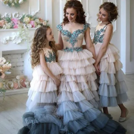 Luxury Fluffy Mother And Daughter Photo Shoot Dressing Gowns Cap Sleeves Lace Beaded Ruffles Tiered Dresses Mix Colors Prom Dres
Luxury Fluffy Mother And Daughter Photo Shoot Dressing Gowns Cap Sleeves Lace Beaded Ruffles Tiered Dresses Mix Colors Prom Dres