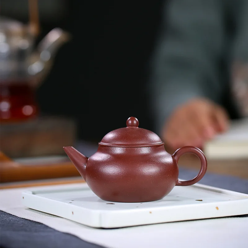 Yixing purple clay teapot master manual thin tire horizontal teapot raw ore purple clay teapot small capacity 160cc
Yixing purple clay teapot master manual thin tire horizontal teapot raw ore purple clay teapot small capacity 160cc