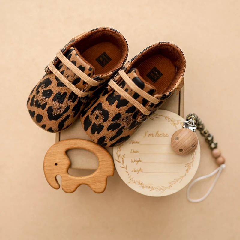1 Set Nordic Style Baby Shoes Gift Box Baby Animal Teether Pacifier Chain Toddler Shoes Leopard Anti-Slip Newborns Gifts
1 Set Nordic Style Baby Shoes Gift Box Baby Animal Teether Pacifier Chain Toddler Shoes Leopard Anti-Slip Newborns Gifts