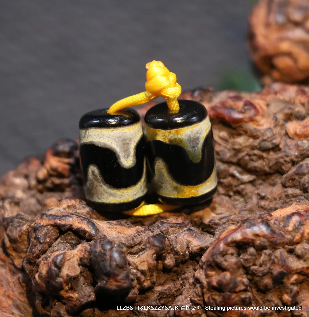 No.210127B2 A Pair of Tibetan Old Oily Agate Golden Black Tiger Tooth dZi Bead Amulet 4A P01 LKbrother Saurces
No.210127B2 A Pair of Tibetan Old Oily Agate Golden Black Tiger Tooth dZi Bead Amulet 4A P01 LKbrother Saurces