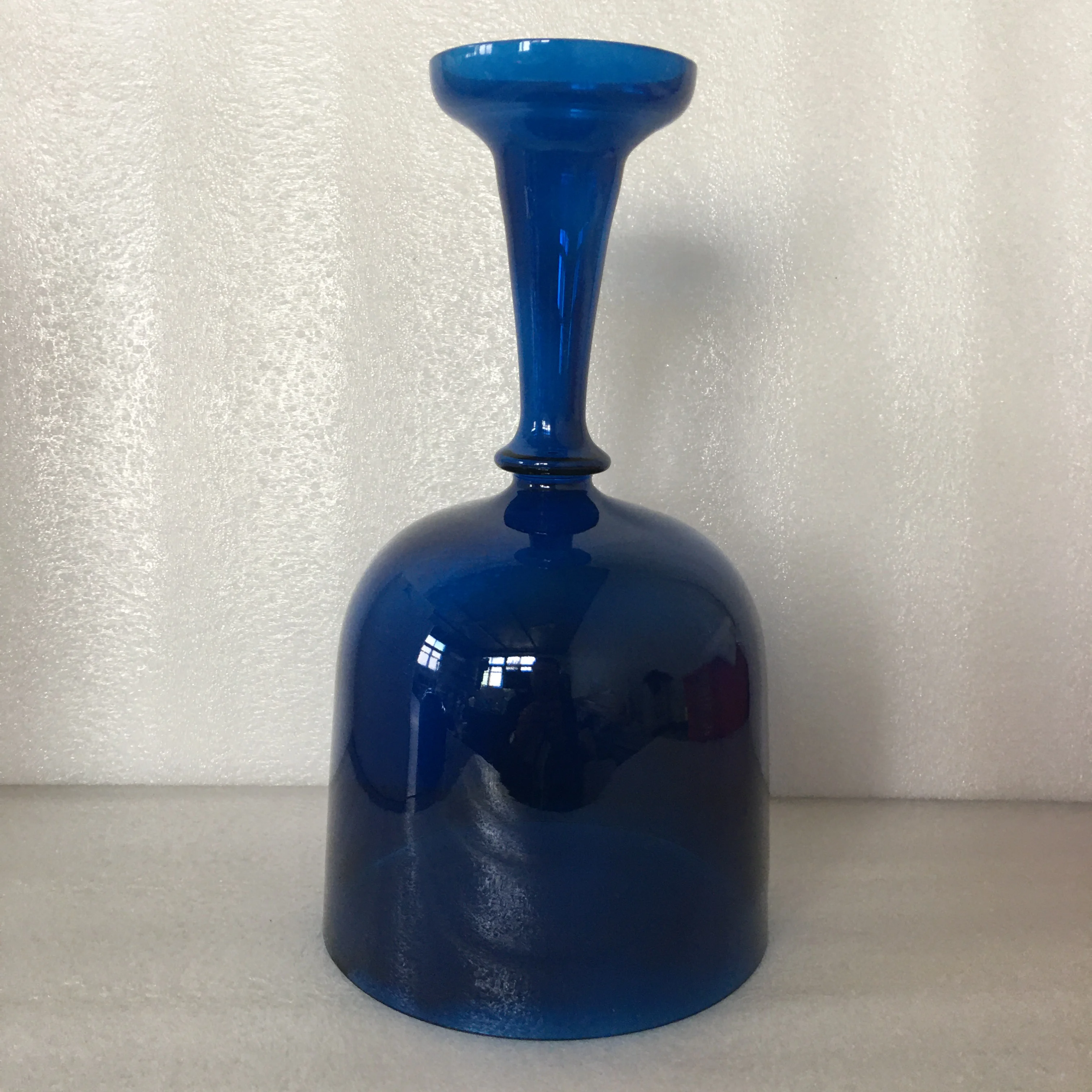 dark blue indigo color Crystal singing chalice 4th octave 432hz perfect "G" note Throat chakra or G# note Thyroid chakra
dark blue indigo color Crystal singing chalice 4th octave 432hz perfect "G" note Throat chakra or G# note Thyroid chakra