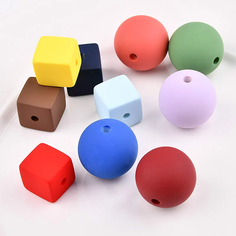 Ожерелье-цепочка для свитера ручной работы с резиновыми красками
Ожерелье-цепочка для свитера ручной работы с резиновыми красками