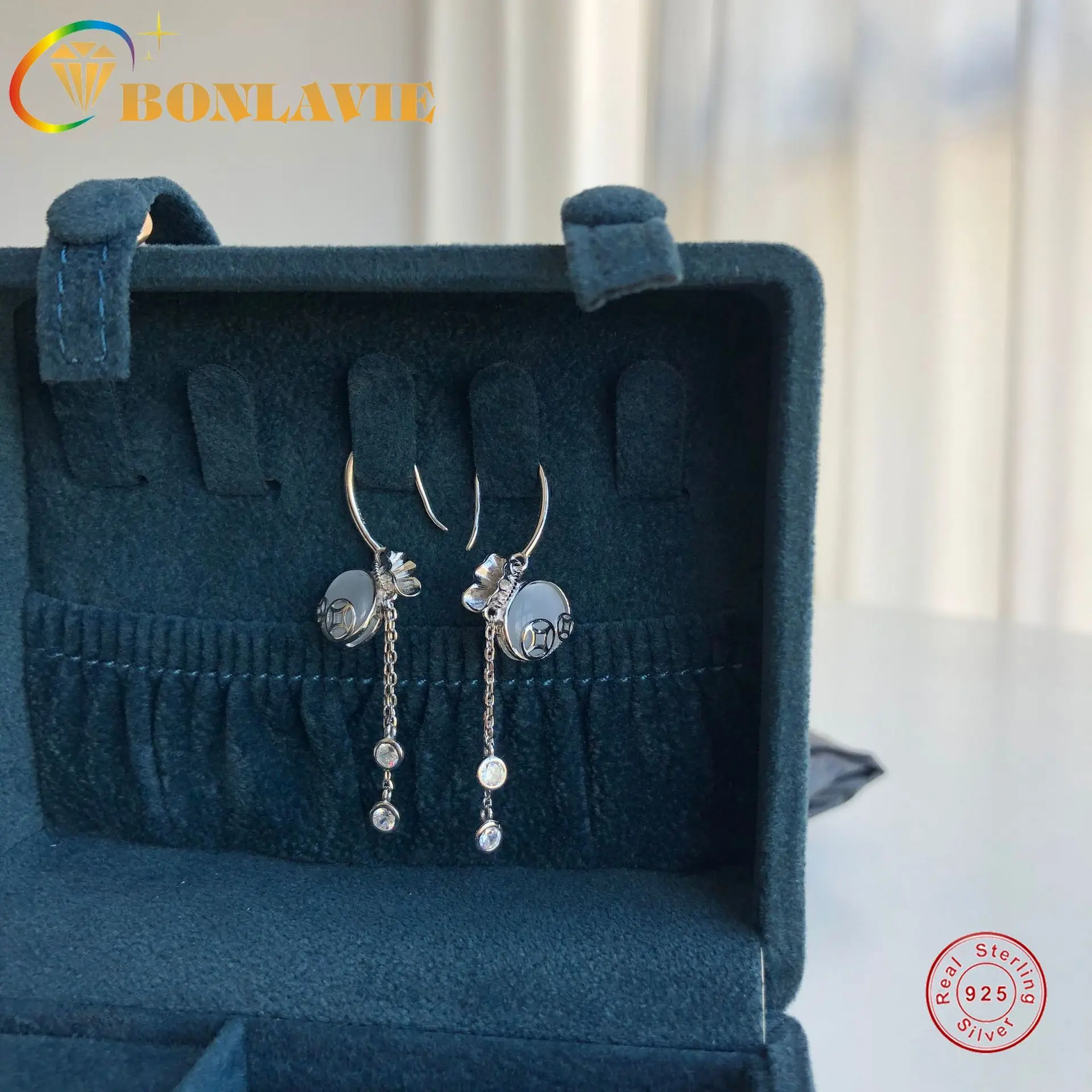 Серьги BONLAVIE из стерлингового серебра S925 пробы в виде монет с сумочкой-благословением, длинные висячие серьги с опалом, характерные серьги, ювелирные изделия
Серьги BONLAVIE из стерлингового серебра S925 пробы в виде монет с сумочкой-благословением, длинные висячие серьги с опалом, характерные серьги, ювелирные изделия