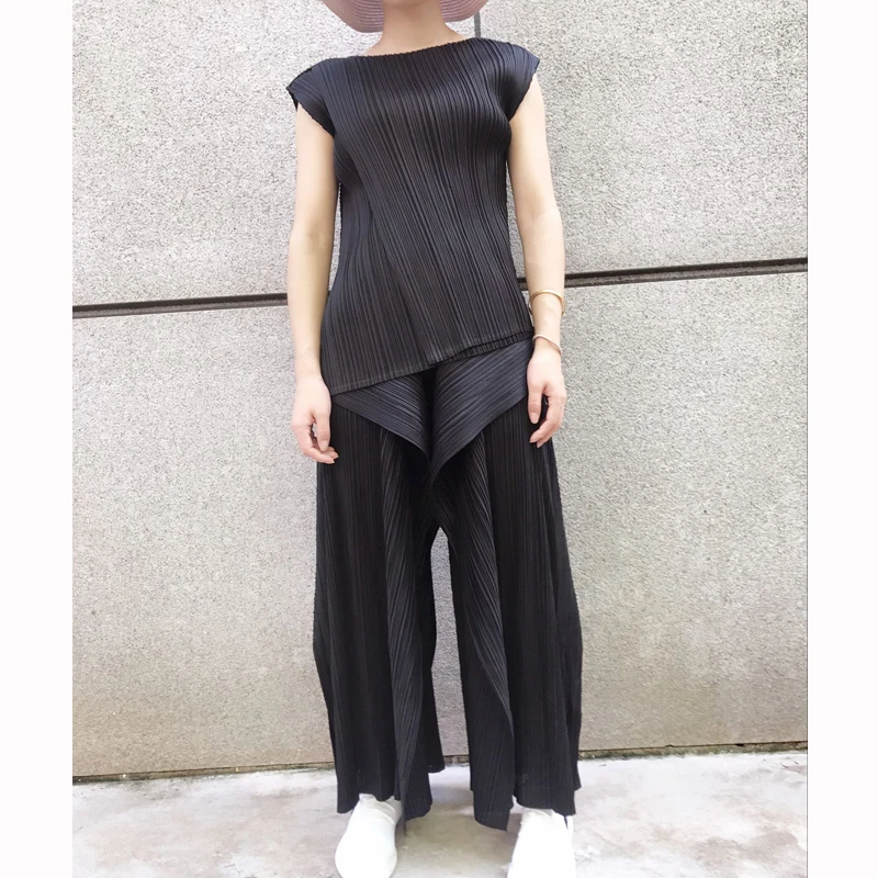 HOT SELLING Fashion fold sleeveless o-neck solid unique T-shirt + calf-length pants two-piece outfit IN STOCK
HOT SELLING Fashion fold sleeveless o-neck solid unique T-shirt + calf-length pants two-piece outfit IN STOCK